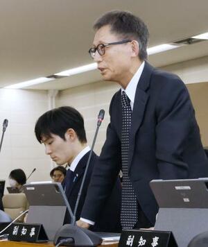 　福井県議会特別委員会で答弁する中村保博副知事。奥は石田嵩人知事＝１３日午後