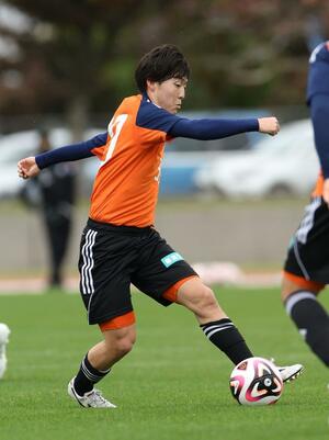 出場機会をつかもうと奮闘しているMF奥村仁=沖縄県