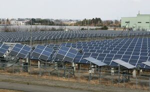 新潟県が運営する新潟東部太陽光発電所=阿賀野市、2017年撮影