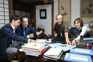 故宮野泰さん宅を訪れたキルギスのオソエフ駐日大使(左から2人目)。長男の俊さん、智子さん夫妻(右の2人)と交流した=新発田市大友