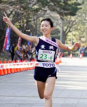 　高校の部で優勝を果たした大阪薫英女学院のアンカー黒葛原唯夏＝北九州市
