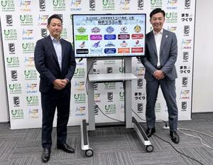 写真撮影に応じるBリーグの島田慎二チェアマン(右)と日本財団の笹川順平理事長=8日、東京都文京区