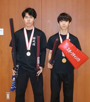 スポーツチャンバラの全日本選手権で優勝を果たした室橋拓実さん(左)と菅沼明維人さん=長岡市黒津町の黒条コミュニティセンター