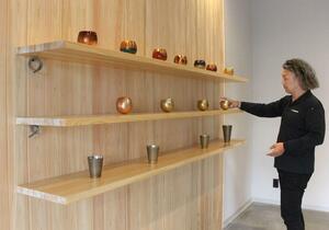 職人が手がけた商品を展示する、「TOUTOKI」の店内=燕市小高