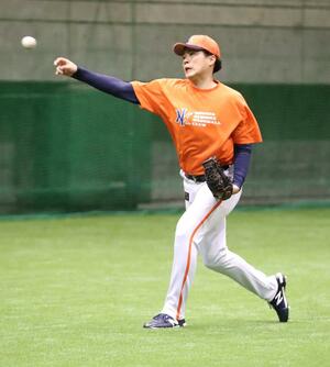 キャッチボールで調整する上村知輝=エコスタ