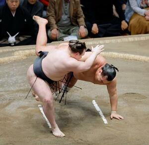 安青錦(左)が上手投げで豊昇龍を破る=両国国技館