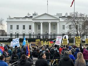 　米ホワイトハウス前で、米国によるベネズエラ攻撃に抗議する人たち＝３日、ワシントン（共同）