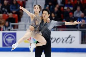 ペアフリー 演技する三浦璃来(左)、木原龍一組=レークプラシッド(共同)