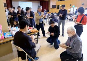 被災者から困り事を聞き出すロールプレイに取り組む研修受講者=新発田市乙次