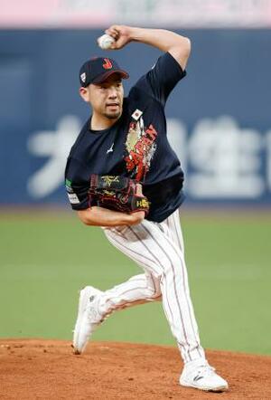 　マウンドで投球動作を確認する菊池＝京セラドーム