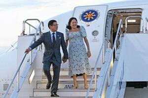 羽田空港に到着したフィリピンのマルコス大統領夫妻=26日午後(代表撮影)