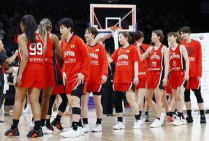 台湾に大勝しタッチを交わす日本の選手たち=豊田合成記念体育館