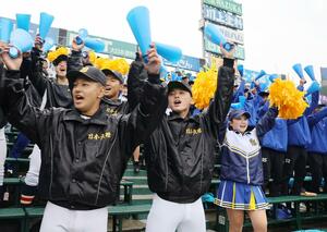 雨が降りしきる中、熱い応援を届けた日本文理応援団=25日、甲子園球場