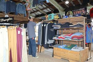 アメカジの古着が並ぶ「M.E.G.vintage store」=田上町羽生田