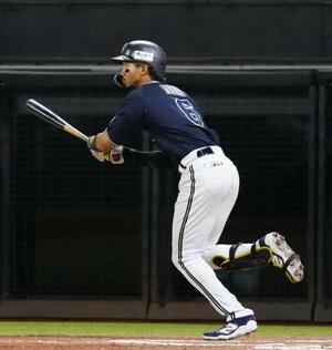 6回オリックス2死二、三塁、宗が右越えに3ランを放つ=エスコンフィールド