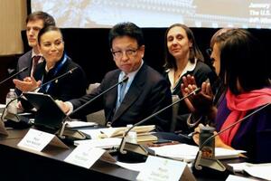 　全米市長会議に参加した大西一史熊本市長（左から３人目）＝２８日、米ワシントン（共同）