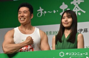 伊藤園「日本茶の発展的未来に向けて～生産者とともに。日本茶を世界へ～」発表会に登壇した（左から）なかやまきんに君、有村架純（C）ORICON NewS inc.