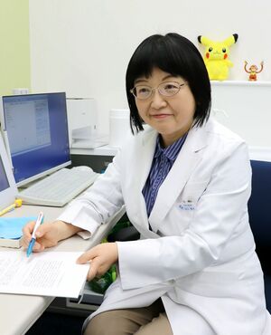 「近視につながる眼軸の長さは一度伸びると戻ることはないので、進行予防が大切」と語る羽入貴子医師=新潟市西区のはにゅうクリニック