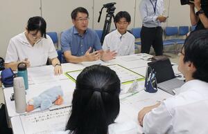 若者の転出超過を食い止める方策について、中原八一市長(中央)と議論する高校生ら=8月18日、新潟市役所