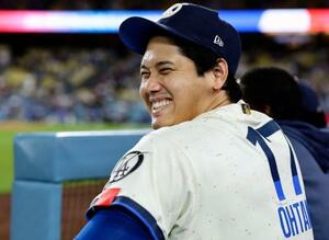 レンジャーズ戦の9回、ベンチで笑顔を見せるドジャース・大谷=ロサンゼルス(共同)