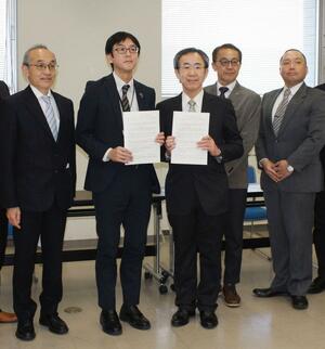 協定を結んだ県災害リハビリテーション連絡協議会の木村慎二会長(右から3人目)と県福祉保健部の昆伸二副部長(右から4人目)=県庁