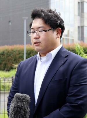 判決後、取材に応じる元力士の柳原大将さん=27日午後、千葉地裁松戸支部前