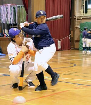 オイシックスの選手らが小学生を指導した野球教室＝新潟市中央区女池６