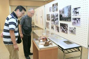 中越地震で被災した資料館から取り出した民具を紹介する「救え! 山古志の文化財」展=7月14日、長岡市山古志竹沢