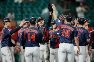 1次リーグを全勝で終え、喜ぶ日本ナイン=沖縄セルラー