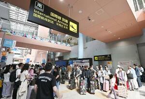 お盆休みで混雑する関西空港=16日