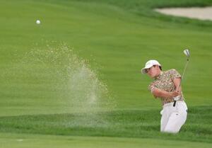 　第３ラウンド、バンカーショットを放つ岩井明愛。通算８アンダーで３位＝ミシサガＧＣ（共同）