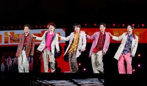 最終公演のステージに立つ嵐のメンバー=31日午後、東京都文京区の東京ドーム