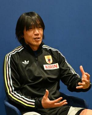 取材に応じるサッカー日本代表の中村俊輔コーチ=17日、千葉市