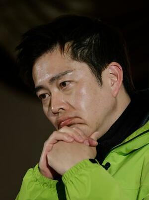 　メディアのインタビューの合間、厳しい表情を見せる日本維新の会の吉村代表＝８日午後１０時４２分、大阪市内のホテル