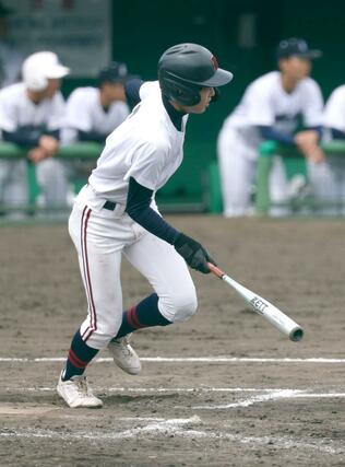 新潟産大付－県央工　４回県央工一死満塁、笹原謙泰（６）が勝ち越しの適時打を放つ＝悠久山球場