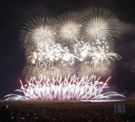 色鮮やかな花火が会場を彩った「海の大花火大会」=7月26日、柏崎市
