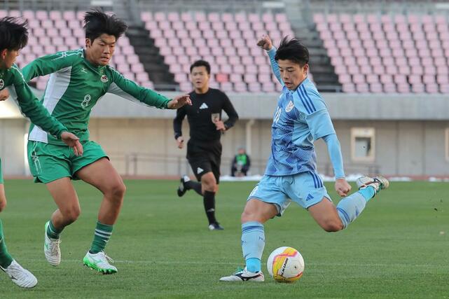 新潟医療福祉大-大阪体育大 前半、ゴールを狙う新潟医療福祉大の田澤夢積=ビッグスワン