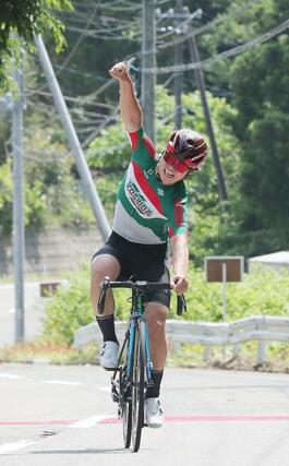 自転車男子個人ロードレース 個人8冠を達成した水谷悠平(吉田)=弥彦村