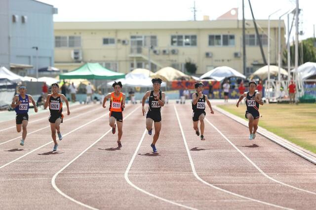 男子100メートル決勝 優勝した櫻田晃良(三条二・右から3人目)=19日、柏崎市陸上競技場