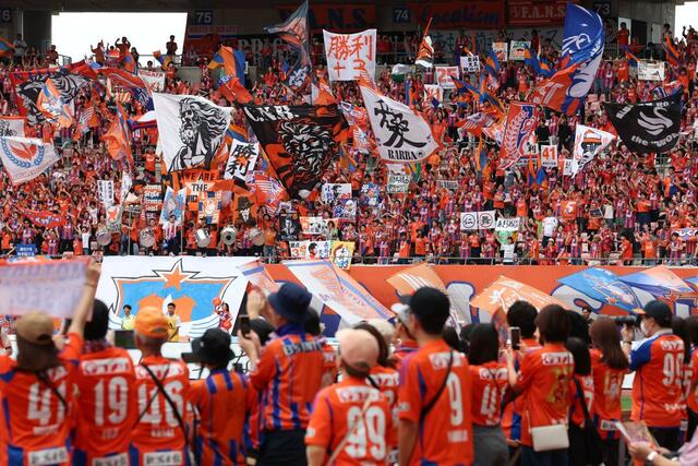 新潟-岡山 試合前、選手を鼓舞する新潟サポーター=ビッグスワン