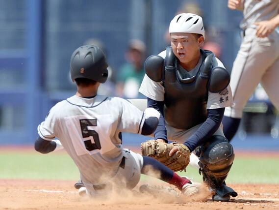 中越-関根学園 2回関根学園1死二塁、2走田原零也(左)が本塁を狙うが憤死。捕手仲丸陽大=7月24日、新潟市中央区長潟のハードオフ・エコスタジアム