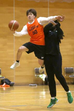 最終節の敵地埼玉2連戦に向け、練習する新潟=弥彦村