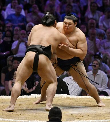 トーナメント戦で若元春（左）を攻める大の里。上手投げで敗れる＝パリ（共同）