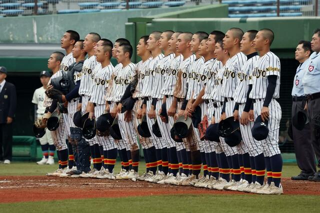 福井工大福井－帝京長岡　決勝進出を決めた帝京長岡が校歌斉唱＝６月３日、富山市民球場