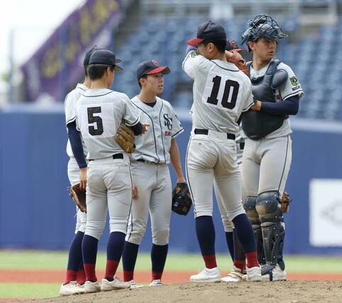 長野商業－関根学園　５回表、逆転されピンチでマウンドに集まる関根学園の選手たち＝エコスタ