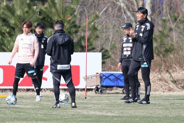 試合前日の練習で選手に語りかける船越優蔵監督(右)=3月28日、聖籠町