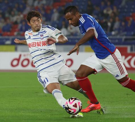 後半、ＦＷ太田修介が競り合う＝日産スタジアム