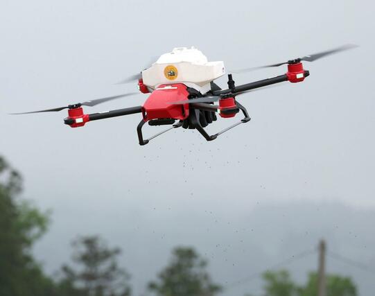 ドローンによる直播の実演見学会＝上越市板倉区