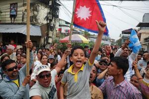 　ネパール下院総選挙で、ラッパーのシャハ前カトマンズ市長の勝利を喜ぶ人たち＝７日、ダマク（ロイター＝共同）