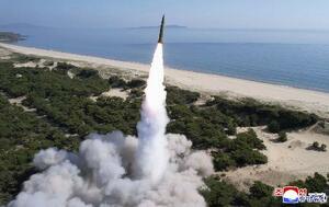 発射される北朝鮮の短距離弾道ミサイル「KN23」=2025年5月(朝鮮中央通信=共同)